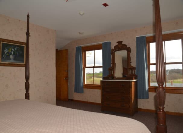 Room 8 King Bed