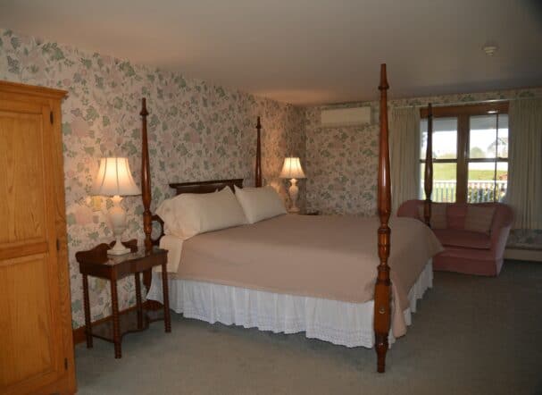 Room 11 King Bed