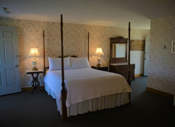 Room 15 Queen Bed