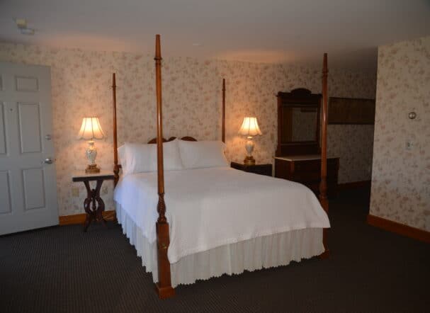 Room 15 Queen Bed
