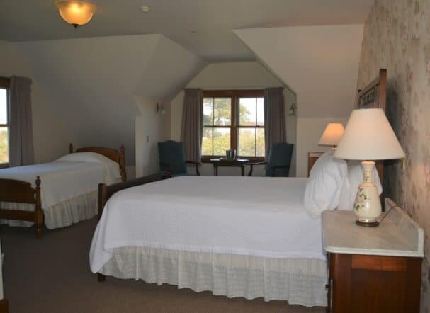 Room 20 Queen and twin beds